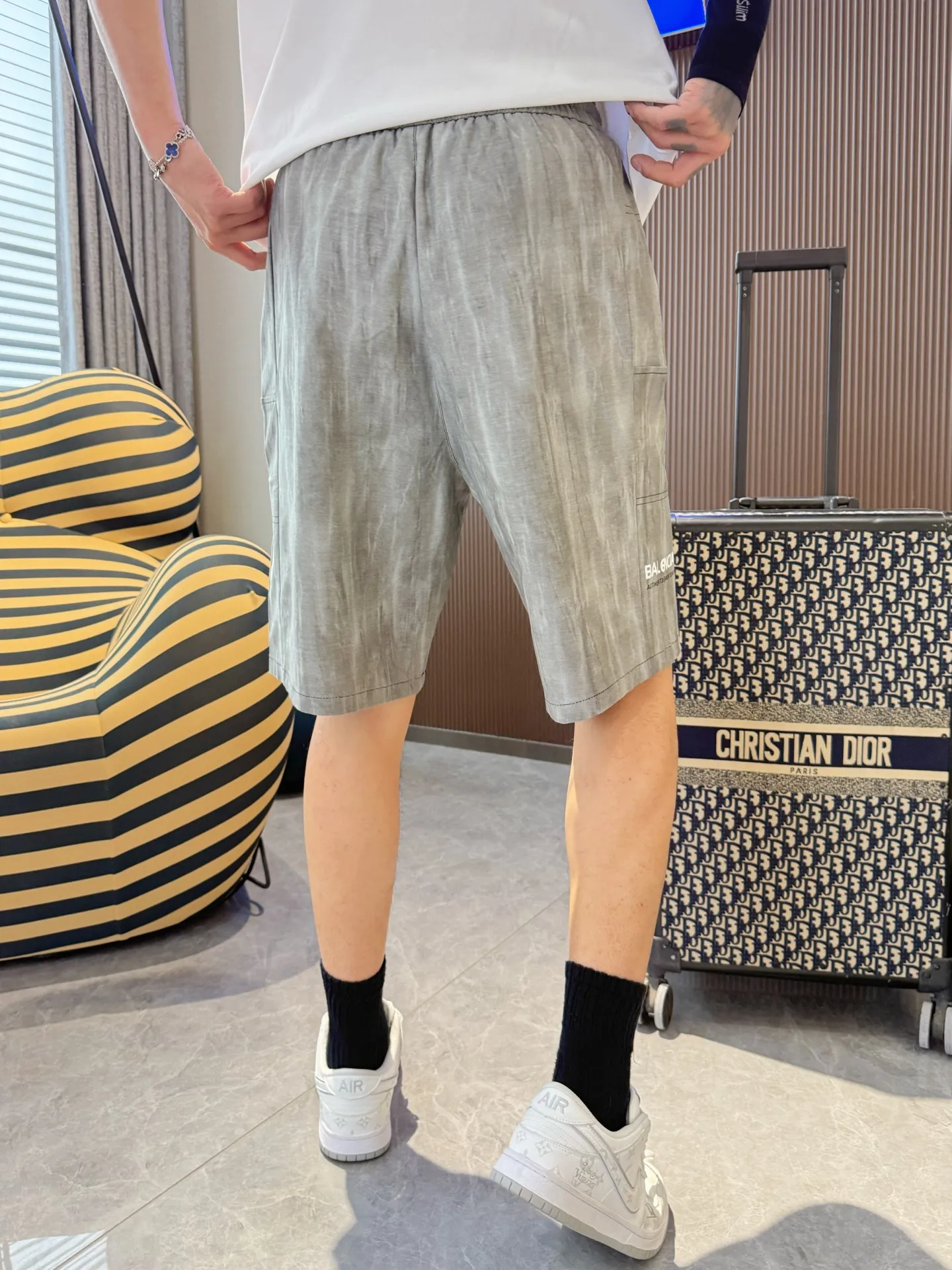 Balenciaga's three-standard complete 2026 summer New Arrival men's casual shorts, advanced custom-made Breathable fabric, Breathable fabric, extremely stretchy and comfortable, impeccable details, top-grade accessories, original logo design concept, delicate and soft feel! The upper body fit is awesome! Size: M-XXXL Please state your height and weight when ordering